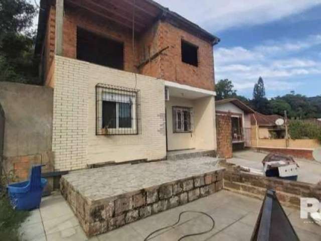 Casa à venda na Avenida Professor Oscar Pereira, com 3 dormitórios, 1 banheiro, 2 vagas de garagem. Possui área de serviço, churrasqueira, cozinha, despensa, sala de estar e vista panorâmica.&lt;BR&gt