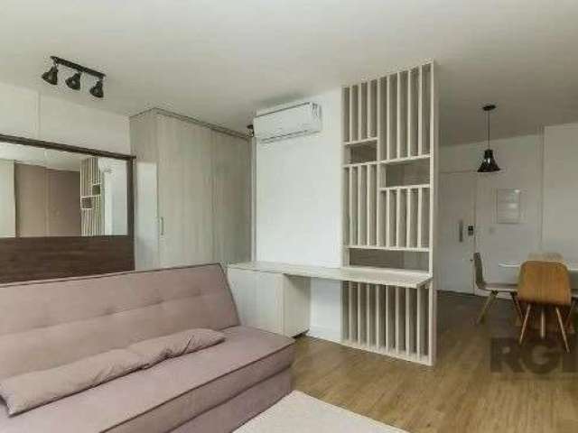 Lindo Apartamento para alugar com localização privilegiada na Avenida Ipiranga, bairro Jardim Botânico em Porto Alegre. Imóvel com 1 dormitório, banheiro com box e armários, cozinha com armários e sac