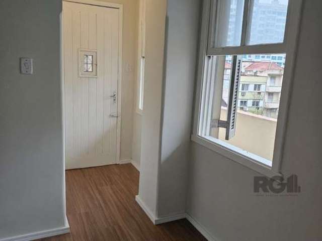 Apartamento com 1 dormitório na Cidade Baixa. Imóvel conta com hall de entrada, sala, quarto, banheiro, cozinha e uma área de serviço separada (hidráulica, elétrica e esgoto refeitos). Condomínio com 