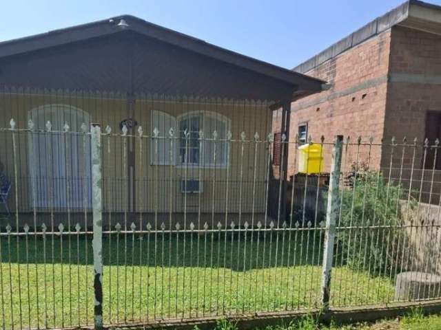 Casa à venda no bairro Lami | Casa mista em frente a avenida, com 2 dormitórios, sala de estar, ampla cozinha e banheiro. Além de uma área fechada ao lado e pátio nos fundos. Agende sua visita e venha