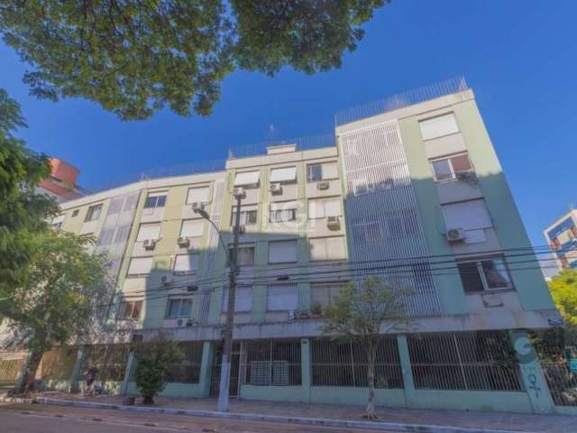 Apartamento JK, com 30 metros privativos, se destaca pela localização: na esquina da rua Irmão José Otão com rua Garibaldi. Próximo a todos recursos, UFRGS, Santa Casa, Colégio Rosário, Parque da Rede