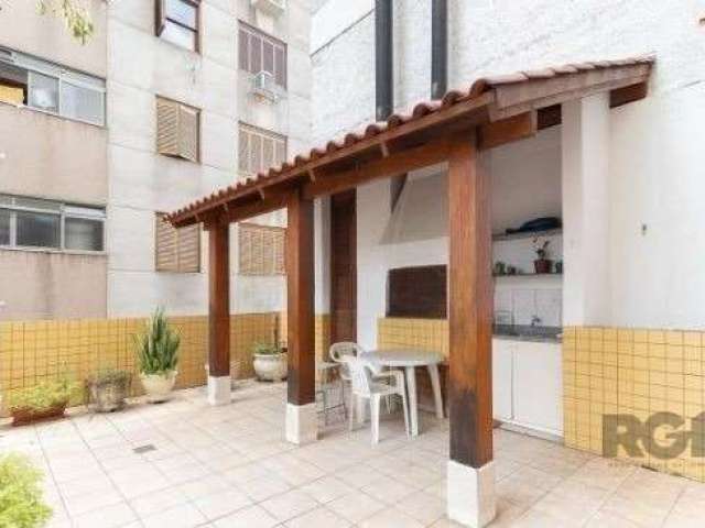 Libertas Imobiliária aluga!&lt;BR&gt;Ótimo apartamento no bairro Petrópolis, de frente, mobiliado, de 2 dormitórios e vaga. Possui sala ampla, terraço aberto com recanto coberto com churrasqueira (com