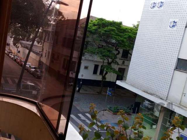 Oportunidade incrível de adquirir um apartamento no Centro Histórico de Porto Alegre! Este imóvel localizado na Rua General Portinho, oferece uma área privativa de 70 m², ideal para quem busca confort