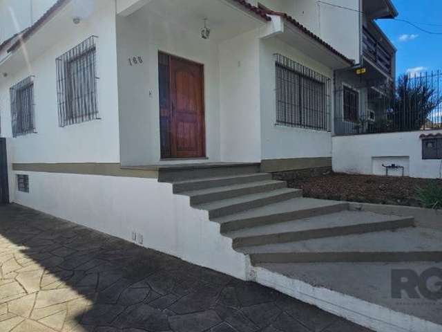 CASA MARAVILHOSA - OPORTUNIDADE! &lt;BR&gt;&lt;BR&gt; Primeiro andar lavanderia, podendo ser um escritório, no segundo andar bem destribuido e amplo a sala de estar, jantar, cozinha, com 1 dormitório 