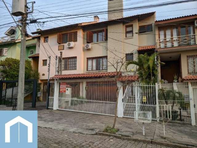 Casa à venda em Porto Alegre-RS, bairro Espírito Santo: 3 quartos, 1 suíte, 4 salas, 4 banheiros, 2 vagas, 257,66 m².