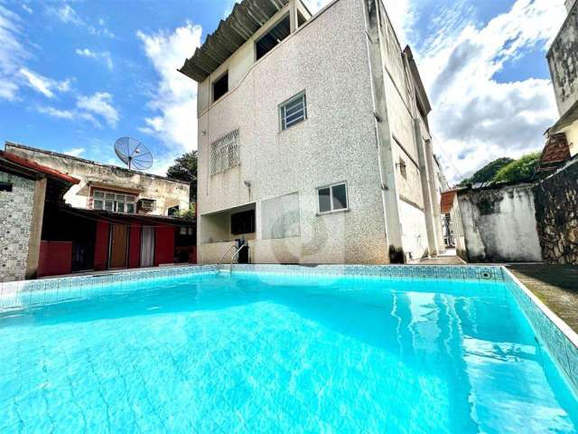 Casa com piscina e churrasqueira  com ótima localização na Freguesia