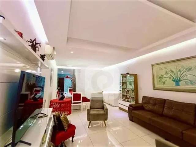 Apartamento espaçoso de 132 m² localizado na Rua Santa Clara, em Copacabana.