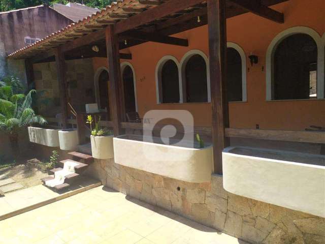 Casa em Itacoatiara.  3 quartos, suíte, piscina, ao pé da serra da tiririca