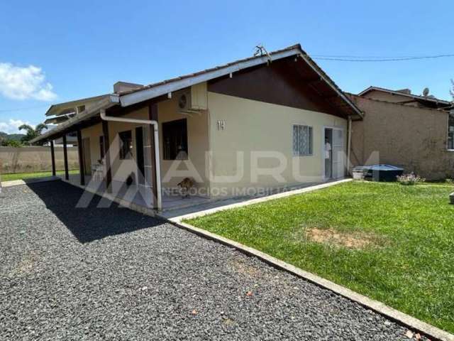 Casa com 03 dormitórios MOBILIADA, em Gravatá, Navegantes/SC