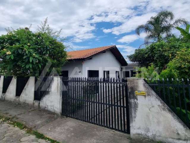 Casa com 03 Dormitórios, em Centro, Navegantes/SC