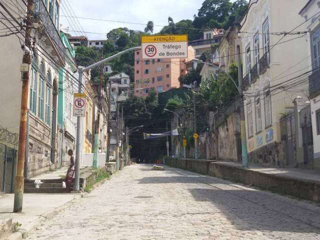 Apartamento Quarto e Sala em Santa Teresa com armário embutido novinho - Oportunidade Imperdível!