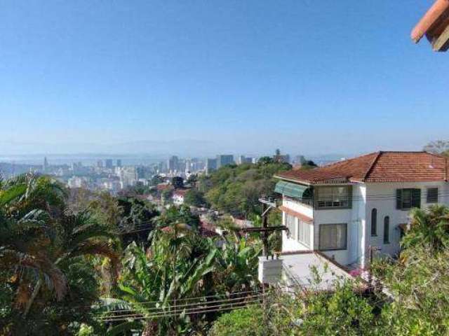 Oportunidade Única! Casa Histórica em Santa Teresa com Vista Panorâmica para a Baía de Guanabara!