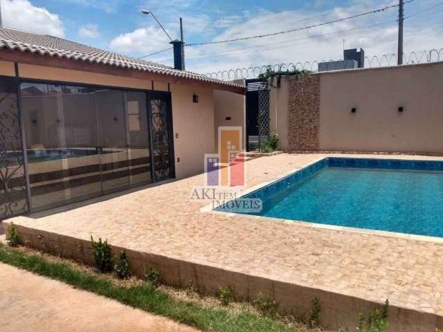 Casa Charmosa com 2 Suítes, Quarto Reversível e Piscina Aquecida