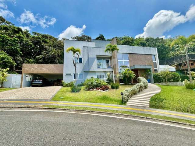 Casa de altissimo padrão com 4 suítes (sendo uma térrea), PORTEIRA FECHADA, tendo grande maioria dos móveis assinados por arquitetos renomados.