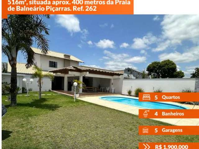 Casa de 210m² a venda, com terreno de 516m², situada aprox. 400 metros da Praia de Balneário Piçarras. Ref. 262