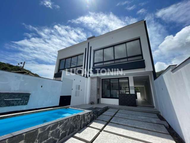 Sobrado Duplex no Terras Altas 158m² em Camboriú com 3 Suítes 2 Vagas e Piscina