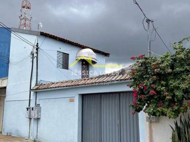 Oportunidade única ao lado da Avenida Jatuarana: duas casas e um sobrado em um só terreno, com gara