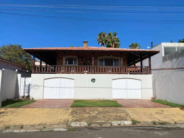 Casa à Venda em Águas de São Pedro, SP – 3 Quartos, Área Social Completa com Piscina e Churrasqueir