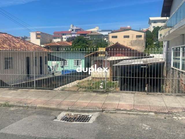 Casa 3 dormitórios de madeira em barreiros