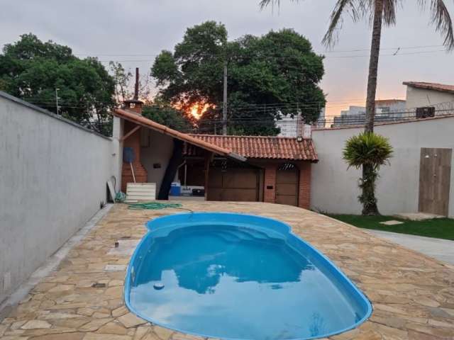 Casa com piscina a venda