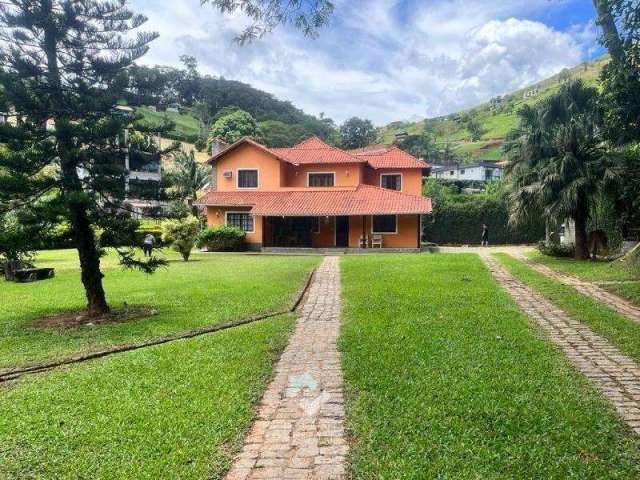 Casa Duplex à Venda em Teresópolis - Vale Alpino: Charme e Lazer