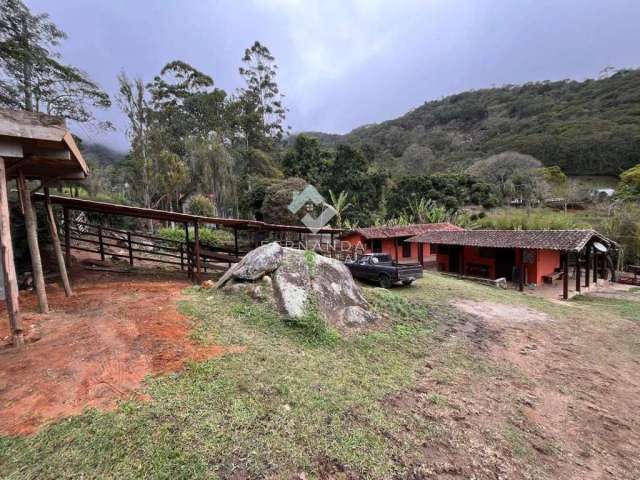 Encantador Sítio de 6.000m² com Lago em Córrego das Pedras, Teresópolis - RJ