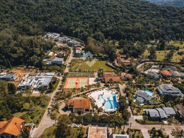 Terreno à Venda com Vista Deslumbrante em Condomínio de Luxo em Teresópolis