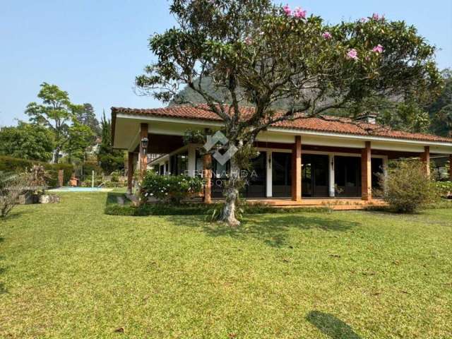 Casa Linear com Vista para o Lago no Condomínio Comary, Teresópolis