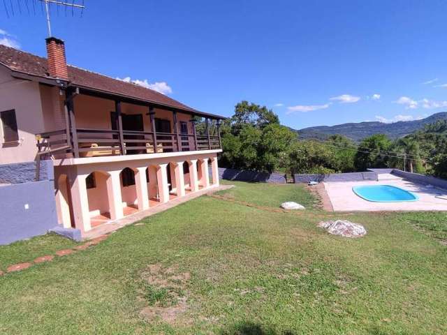 Sítio com ampla casa e piscina a venda em Picada Café na Serra Gaúcha