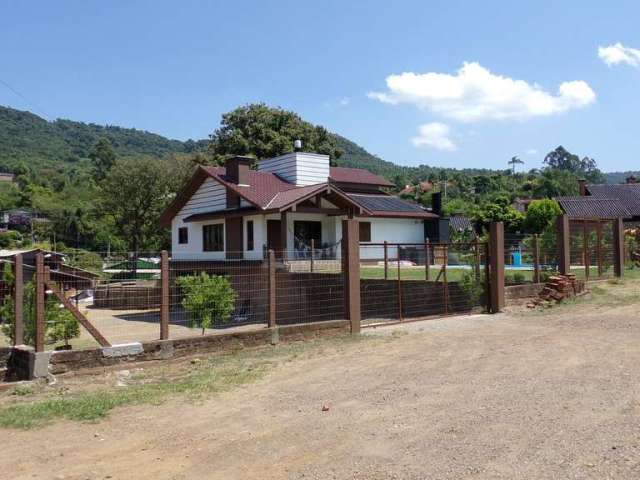 Ampla casa com 3 quartos e piscina a venda em Picada Café na Serra Gaúcha