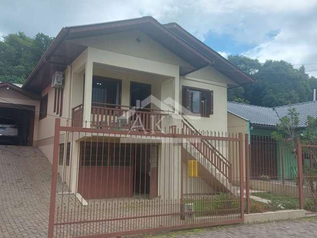 Excelente casa com piscina à venda em Picada Café na Serra Gaúcha