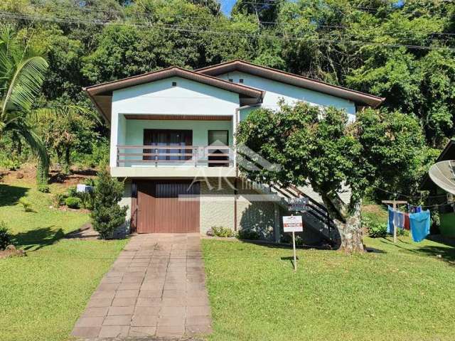 Casa com amplo terreno e 4 quartos à venda em Picada Café, na Serra Gaúcha