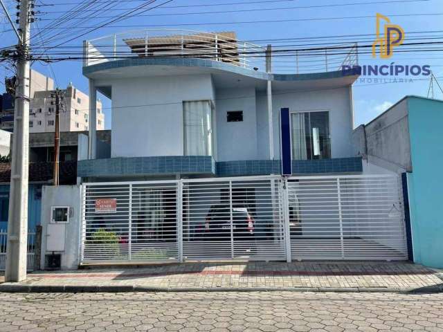 Triplex no Centro de Navegantes com 4 dormitórios