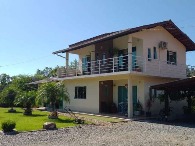 Casa com amplo terreno e sala comercial