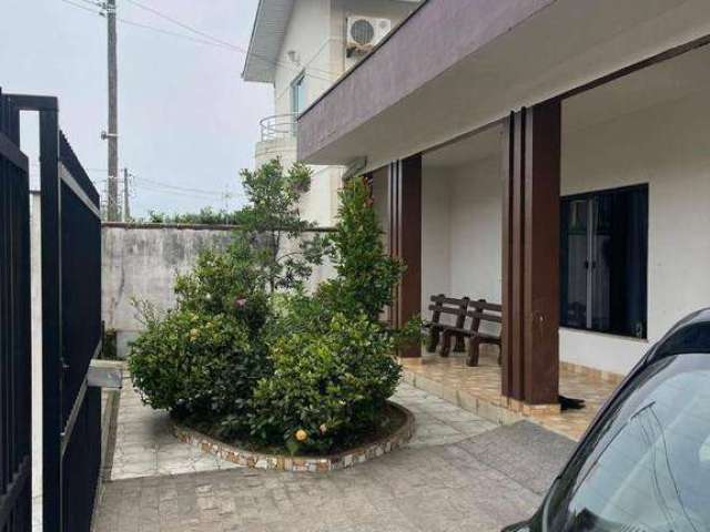 Casa com ótima localização, sendo 3 dormitórios à venda,  por R$ 860.000 - Centro - Navegantes/SC