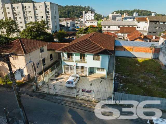 Sobrado comercial no Centro de Joinville. Excelente para clínicas e comércios em geral.