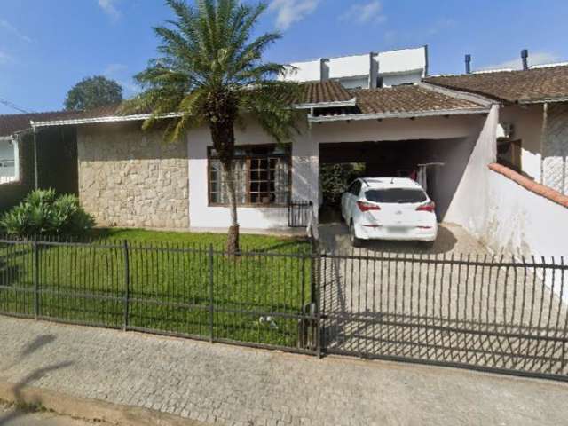 Casa Padrão Averbada no bairro Bom Retiro com 3 dormitórios. Aceita financiamento.