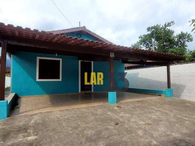 Casa na Praia de Maranduba com 2 dormitorios.