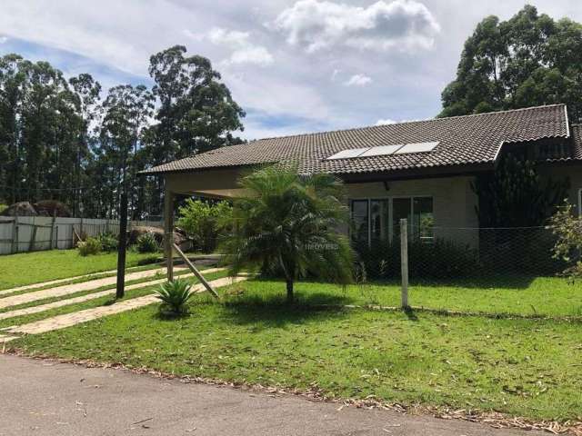 Aconchegante Casa Térrea, 03 suítes em Meio à Natureza na cidade de Vinhedo/SP.