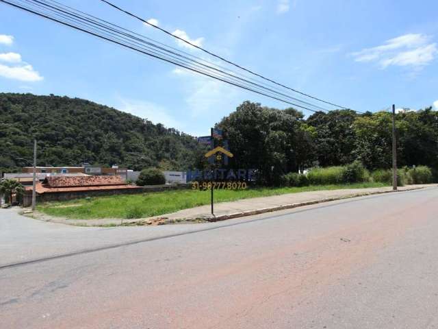 Terreno de esquina com 1.572 m2 no centro de Ibirité