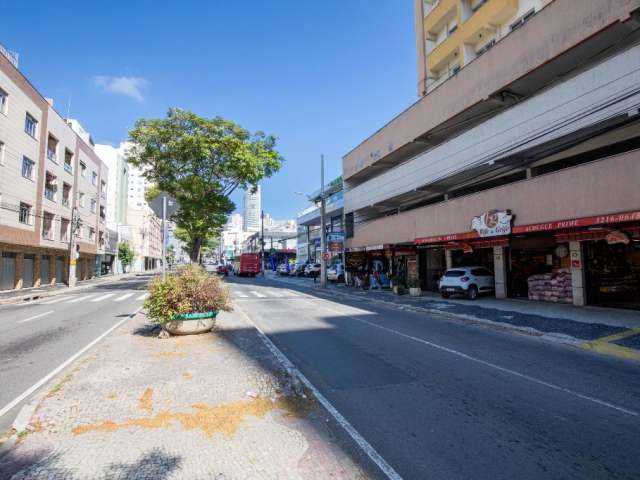 Apartamento mobiliado de frente, andar alto de 1 quarto com 52m²  1 vaga de garagem e elevador São Mateus Juiz de Fora