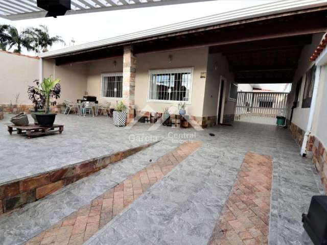 Casa com 3 quartos sendo 1 suíte e edícula em Peruíbe