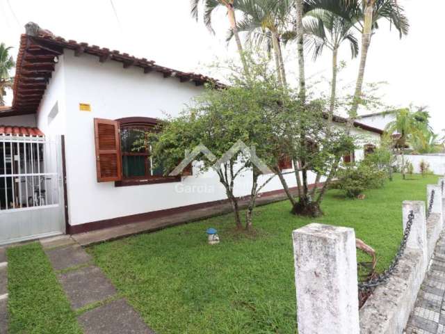 Casa em Peruíbe com 4 quartos e área de lazer com piscina