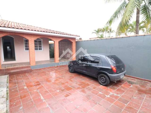 Casa térrea com 2 dormitórios, lado praia, no centro de Peruíbe