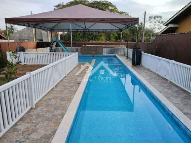 Casa com 2 quartos, edícula e piscina em condomínio fechado em Peruíbe