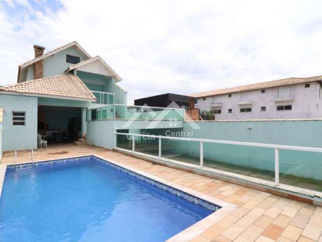 Sobrado frente mar em Peruíbe, com 5 quartos (sendo 4 suítes) e área de lazer com piscina