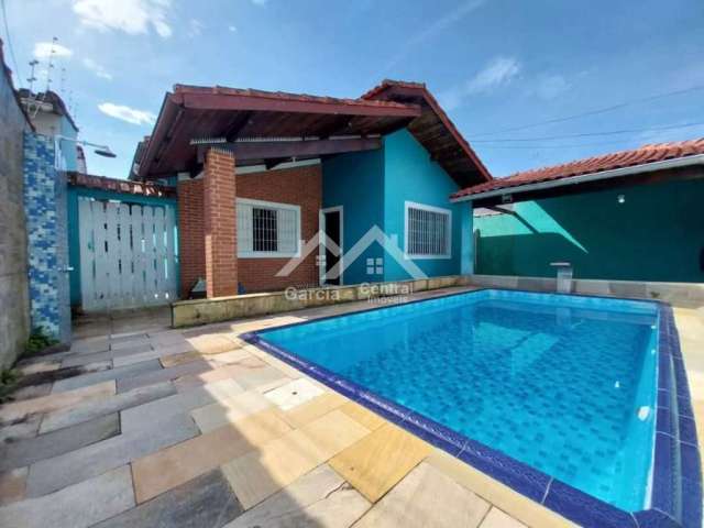 Casa com 3 dormitórios e piscina em Peruíbe