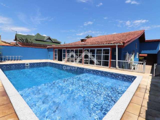 Casa bem localizada no bairro Stella Maris em Peruíbe com 3 quartos e área de lazer com piscina