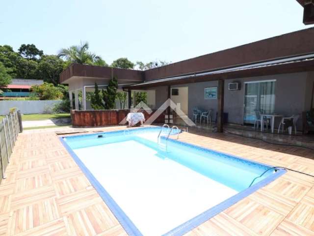 Casa com piscina em Peruíbe