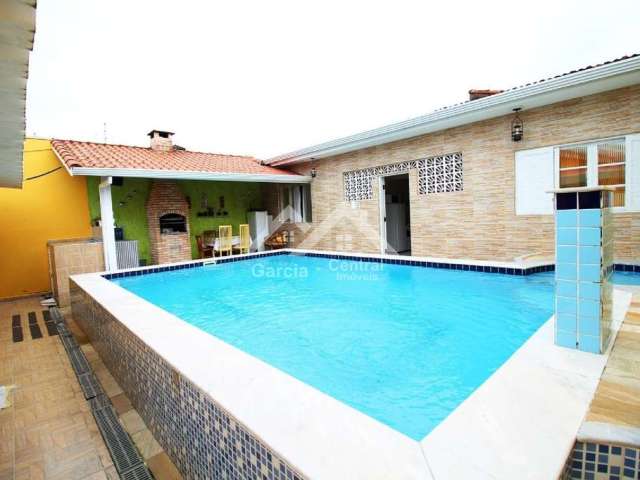 Casa com piscina e edícula em Peruíbe